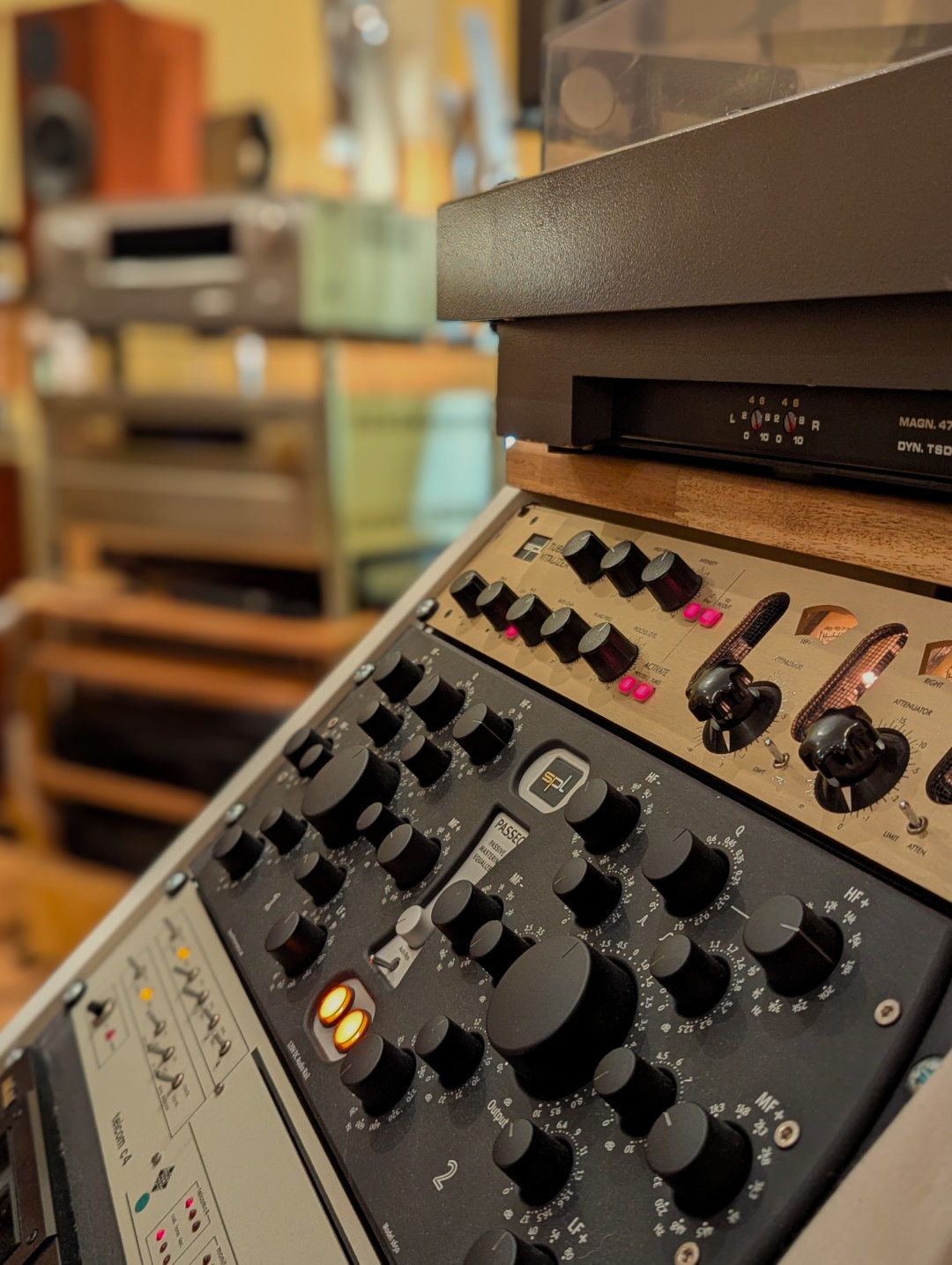 Vue du studio Cybele – rack de mastering analogique avec SPL Tube Vitalizer, SPL PASSEQ et système compandeur TelCom C4