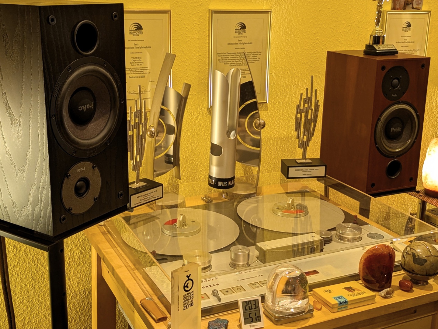 Blick in das Cybele Studio - Telefunken M15A Magnetophon-Bandmaschine staubgeschützt unter Glas, flankiert von ProAc 100 Studio-Monitoren und verschiedenen Auszeichnungen