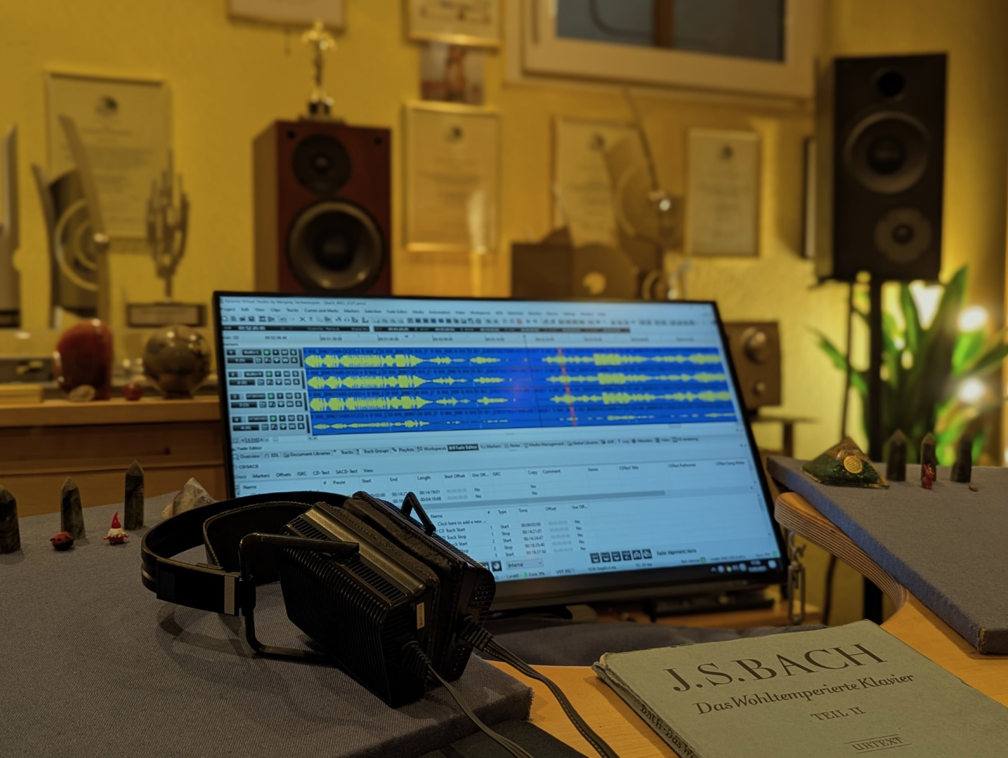 Blick in das Cybele Studio – Merging Pyramix DSD-Postproduktion-Schnittplatz mit Waveform-Editor, STAX SR-L500 Earspeaker und J. S. Bachs Wohltemperiertem Klavier