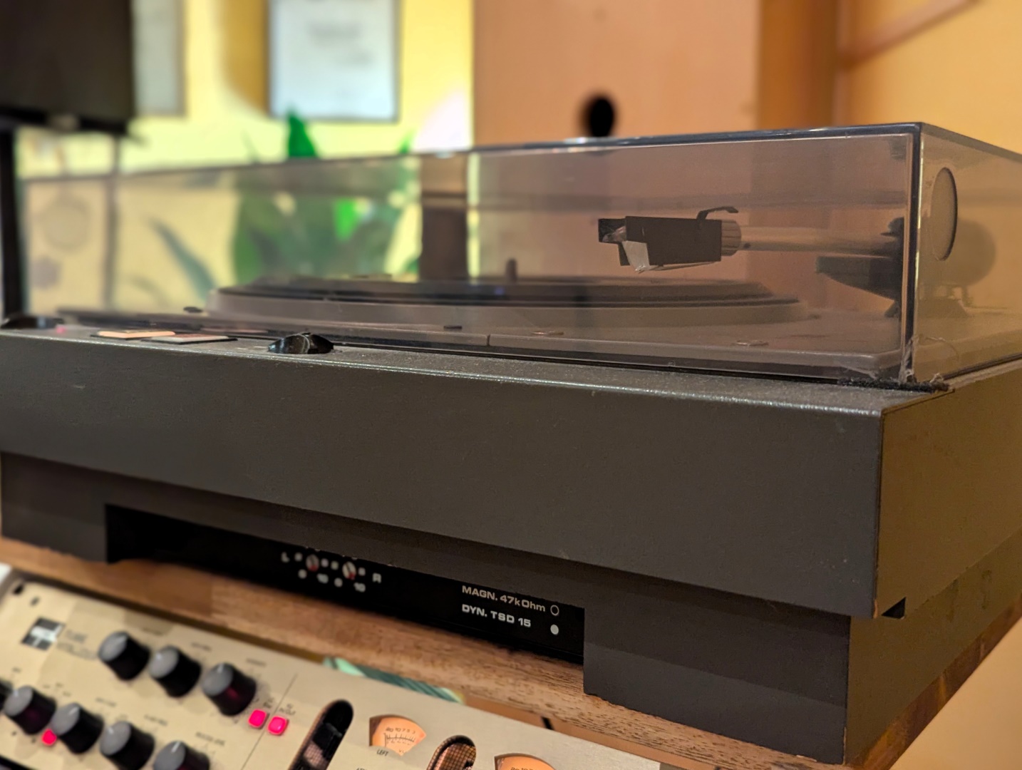 Blick in das Cybele Studio - EMT-938-Studioplattenspieler mit 78/45/33 U/min auf dem Mastering-Rack mit Phono-Vorstufe (unter Staubschutzhaube)