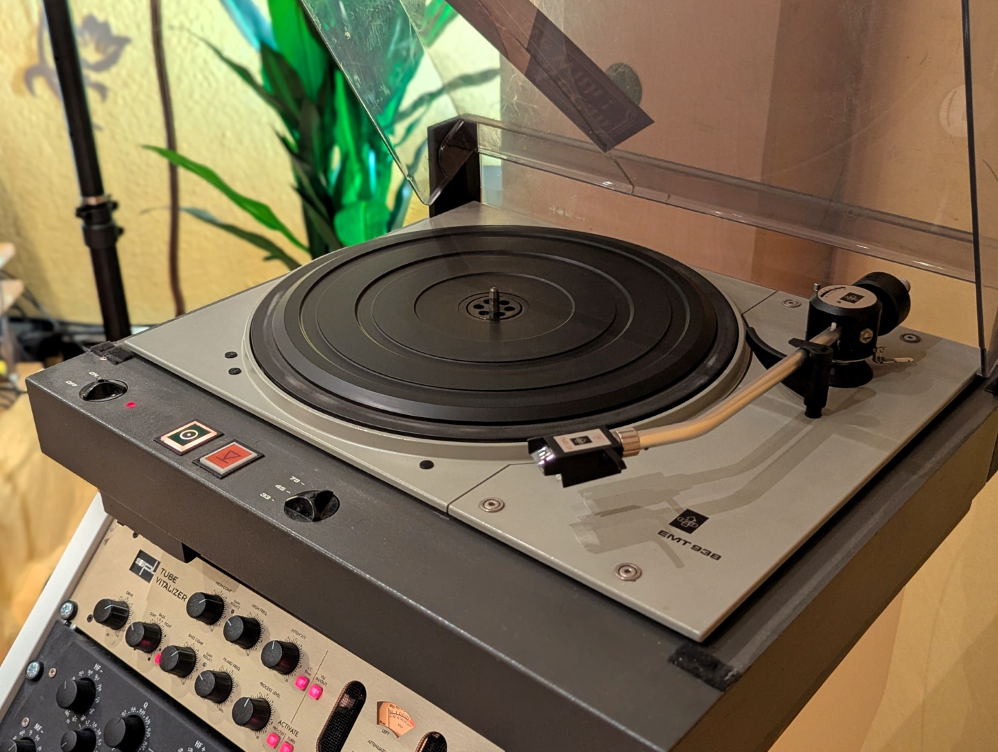 Blick in das Cybele Studio - EMT-938-Studioplattenspieler mit 78/45/33 U/min auf dem Mastering-Rack (mit variabler Geschwindigkeit)