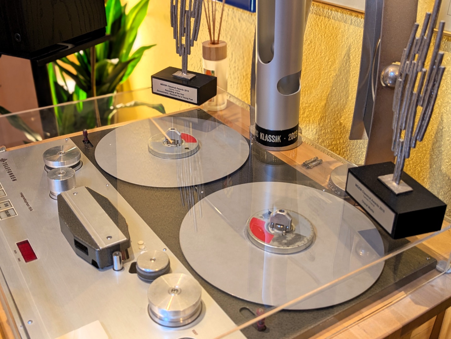 Blick in das Cybele Studio - Detailaufnahme der Telefunken M15A Magnetophon-Bandmaschine mit zwei Bandtellern