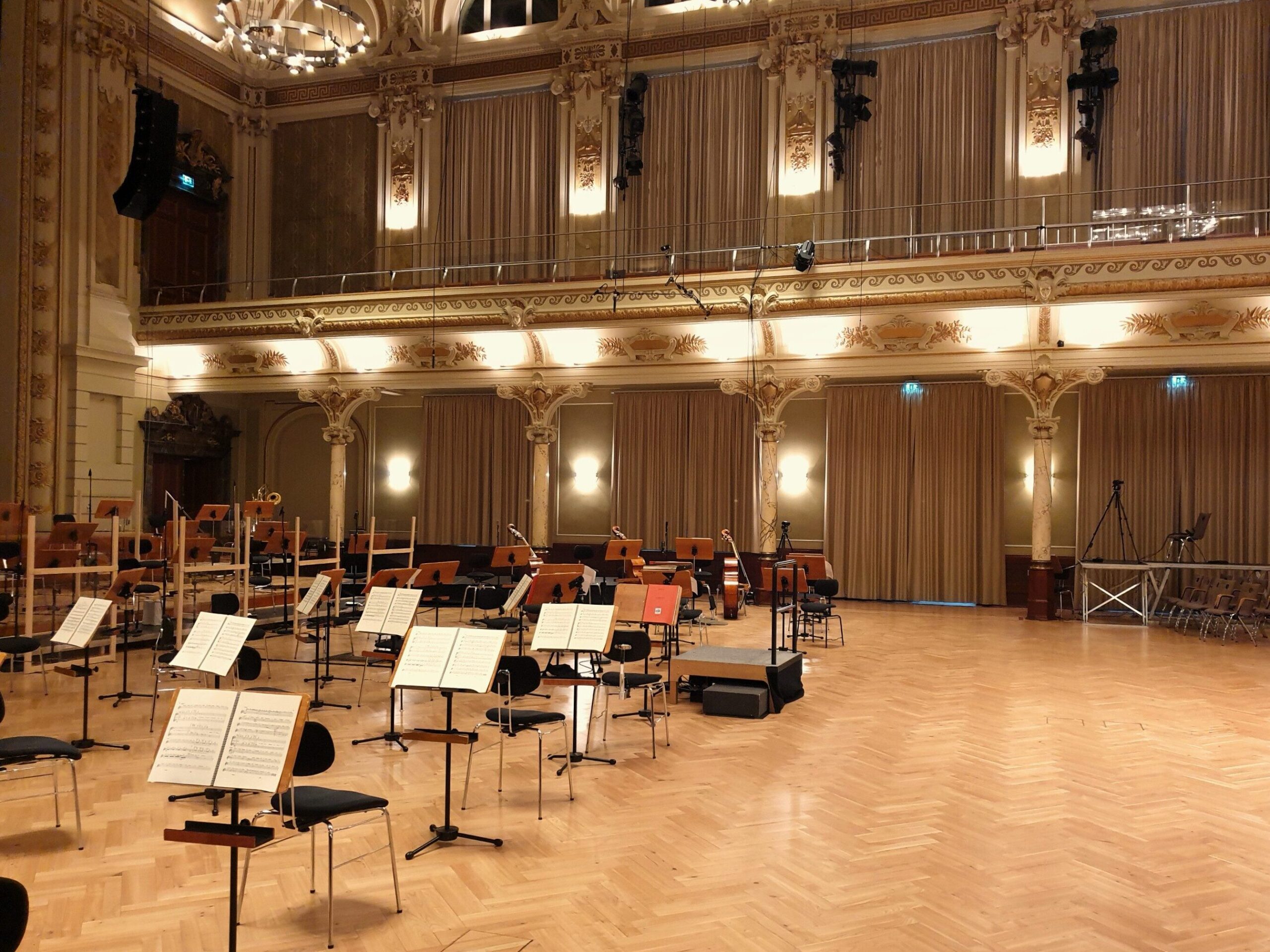 Cybele Studio on the road - Blick in die Historische Stadthalle Wuppertal während einer 8-Kamera-Video-Produktion von Verdis Traviata mit dem Sinfonieorchester Wuppertal unter der Leitung von GMD Julia Jones, rechts eine der acht Kamera im Bild