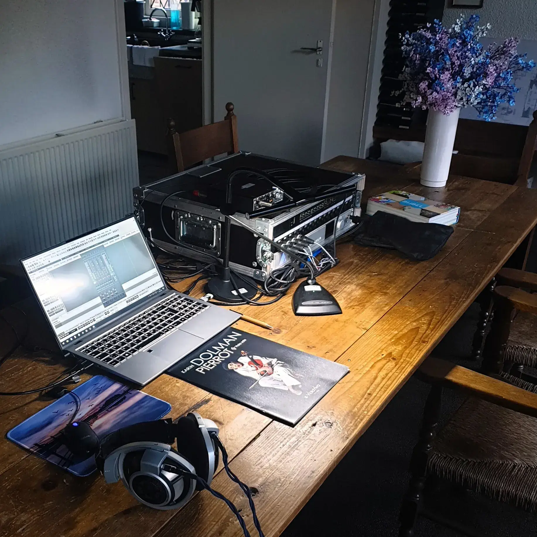 Cybele Studio on the road - SACD-Produktion in der Dorpskerk (Dordrecht, NL) mit der Bratscherin Karin Dolman; in der Sakristei mit Laptop, Partitur "Pierrot for Viola solo" und Merging HAPI Interface