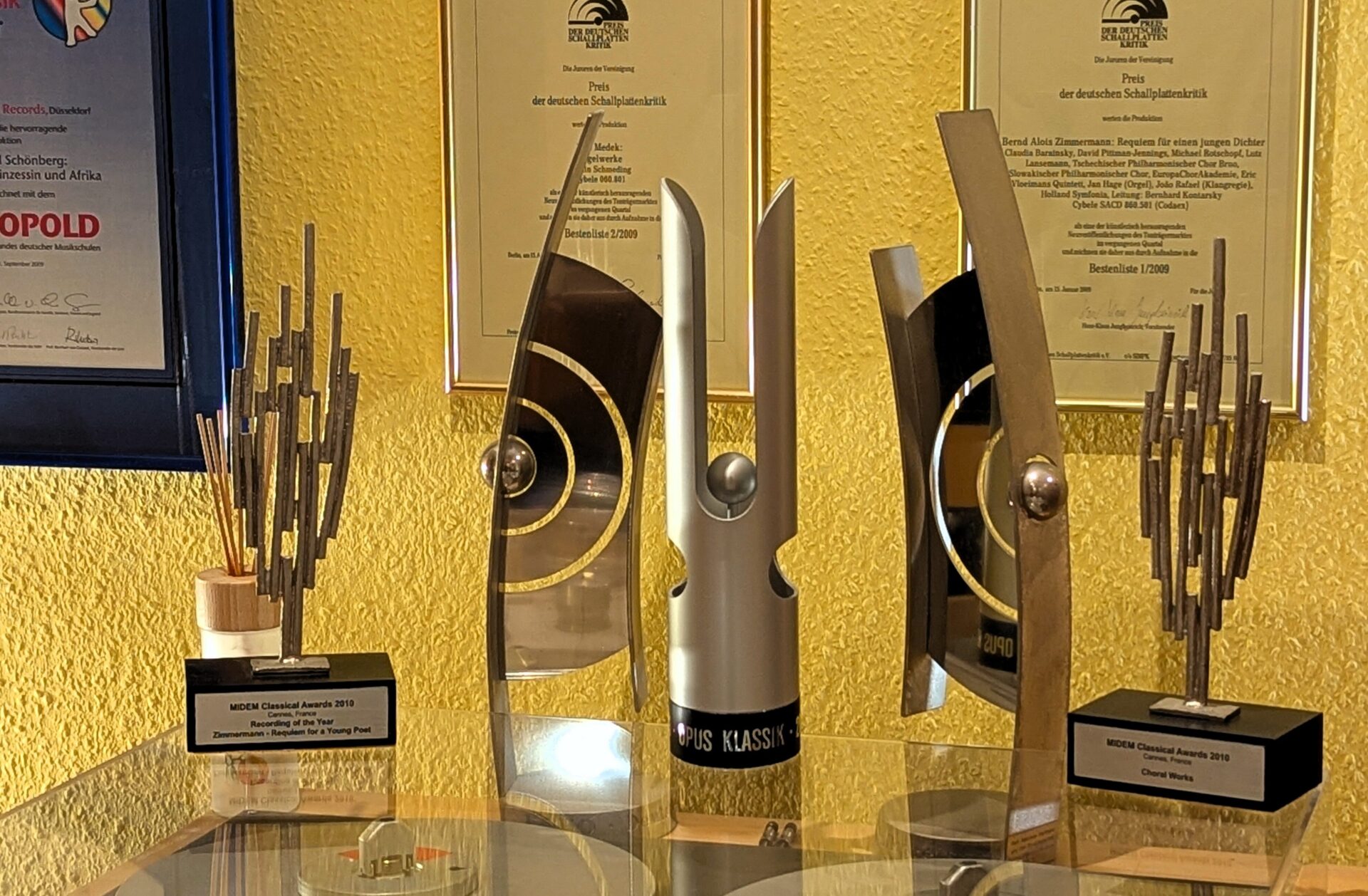 Blick in das Cybele Studio - verschiedene Auszeichnungen: LEOPOLD "Gute Musik für Kinder", zwei Preise der deutschen Schallplattenkritik (Bestenliste), zwei MIDEM Classical Awards, zwei ECHO Klassik und OPUS KLASSIK Trophäe