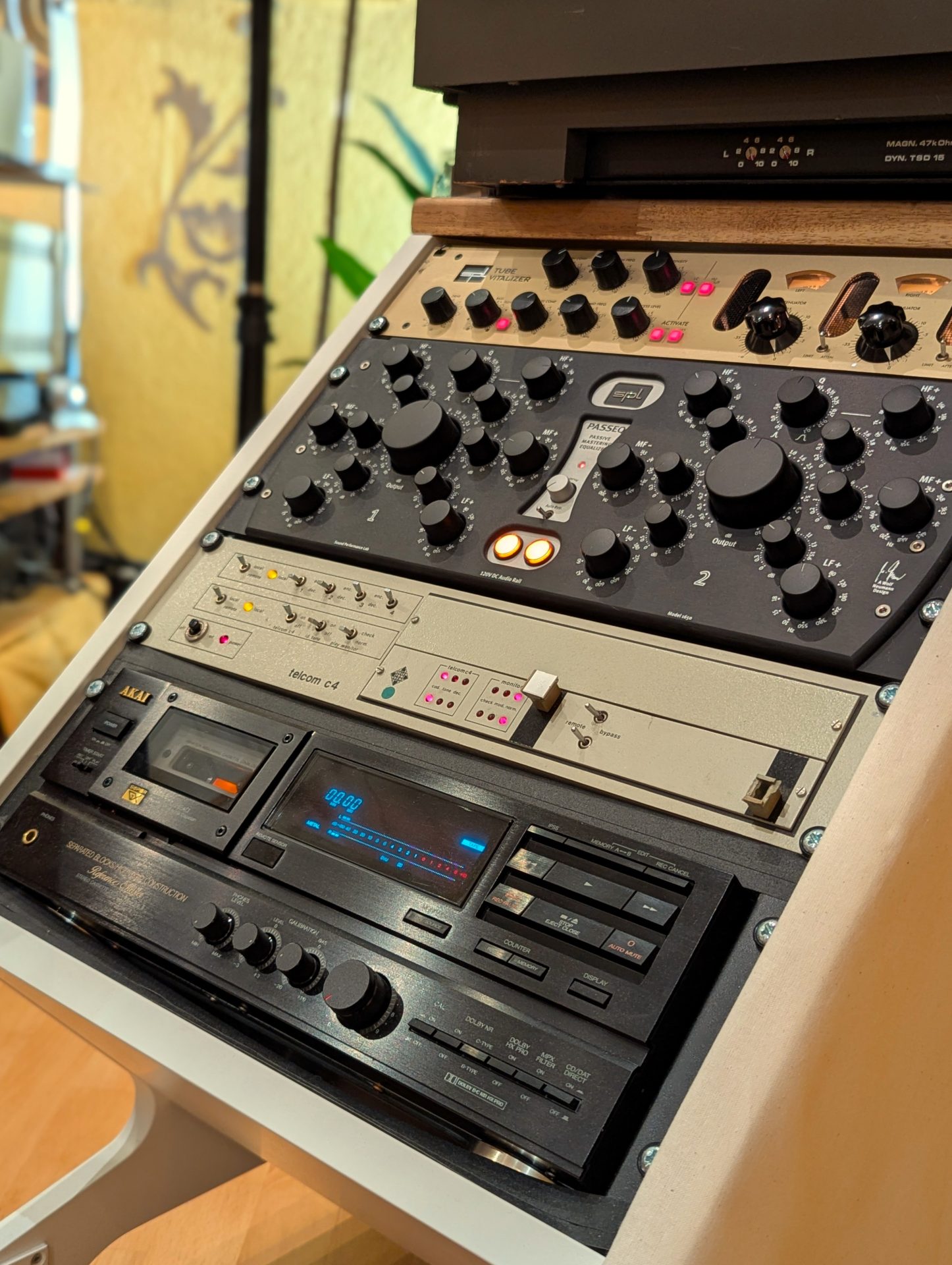 Blick in das Cybele Studio - von oben nach unten: SPL Tube Vitalizer, SPL Passeq, TelCom C4 Kompander-System, Akai GX-75 Mk II High-End-MC-Kassettendeck der Referenzklasse