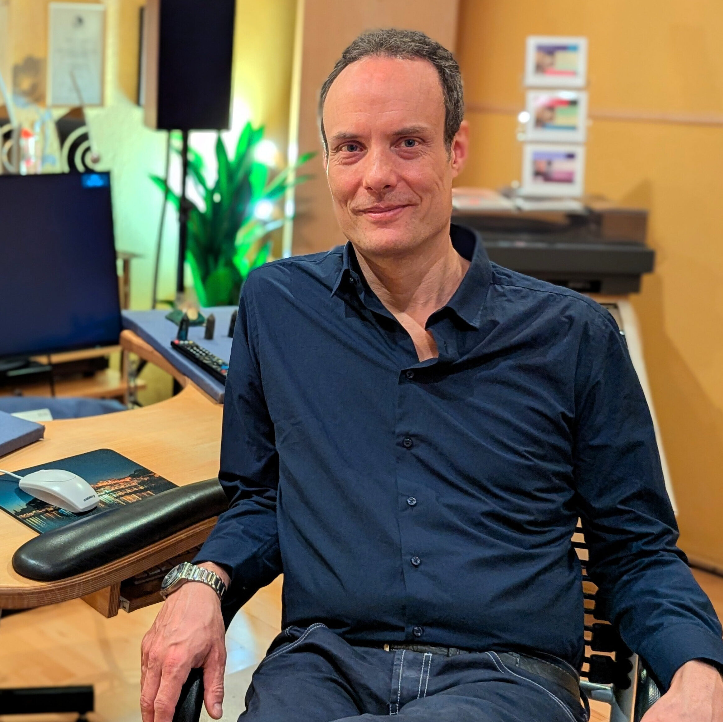 Vue du studio Cybele – Ingo Schmidt-Lucas devant la station Merging Pyramix