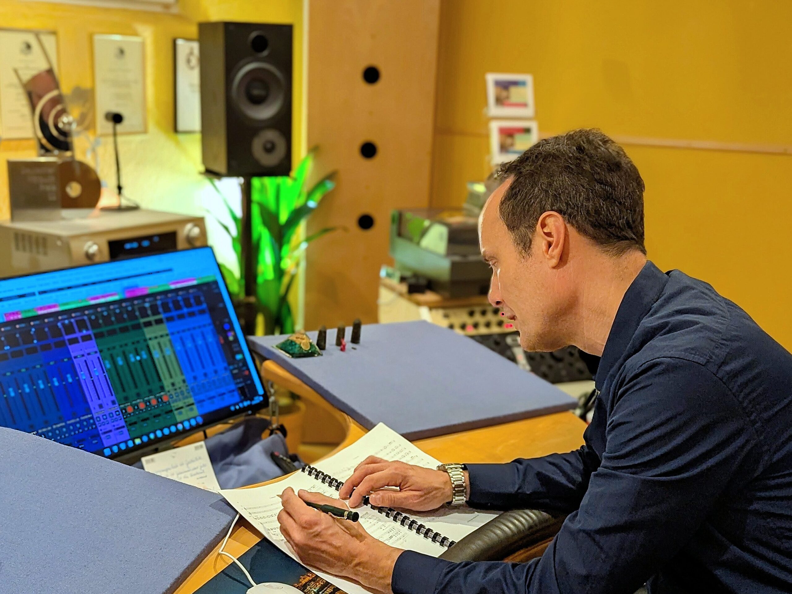 Blick in das Cybele Studio - Ingo Schmidt-Lucas während der Postproduktion eines immersiven Dolby Atmos Projekts (Merging Pyramix DAW)