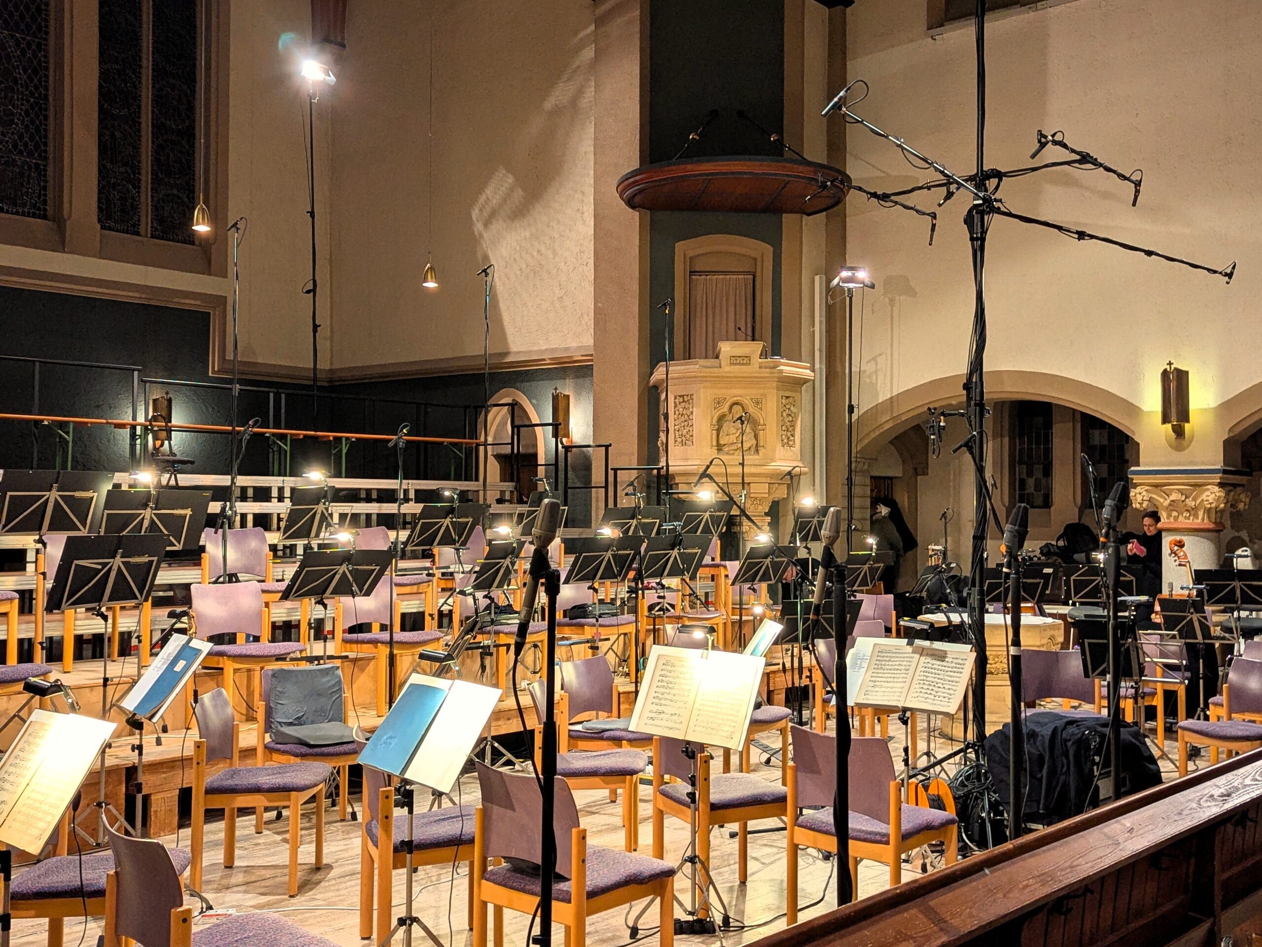 Cybele Studio on the road - während einer komplexen 44 Kanal Dolby-Atmos Live-Produktion in der Lutherkirche (Stuttgart Bad Cannstatt) mit der Thüringen Philharmonie Gotha-Eisenach unter der Leitung von Jörg-Hannes Hahn