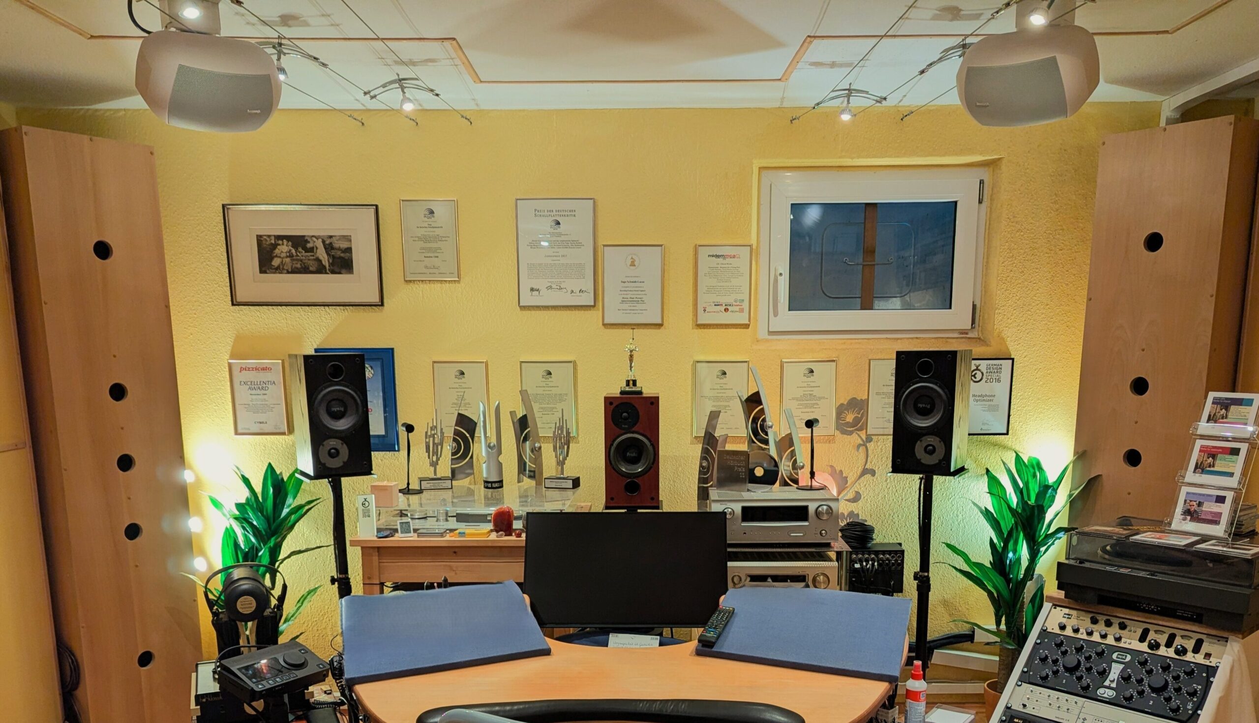 Blick in das Cybele Studio - mit neuer 7.1.4 Dolby Atmos Ausstattung, im Hintergrund zahlreiche Auszeichnungen: mehrere ECHO Klassik Trophäen, OPUS KLASSIK, zwei MIDEM Classical Awards, mehrere "Preise der deutschen Schallplattenkritik (Bestenliste", Excellentia Award, Grammy-Nominierung und Jahrespreis der deutschen Schallplattenkritik