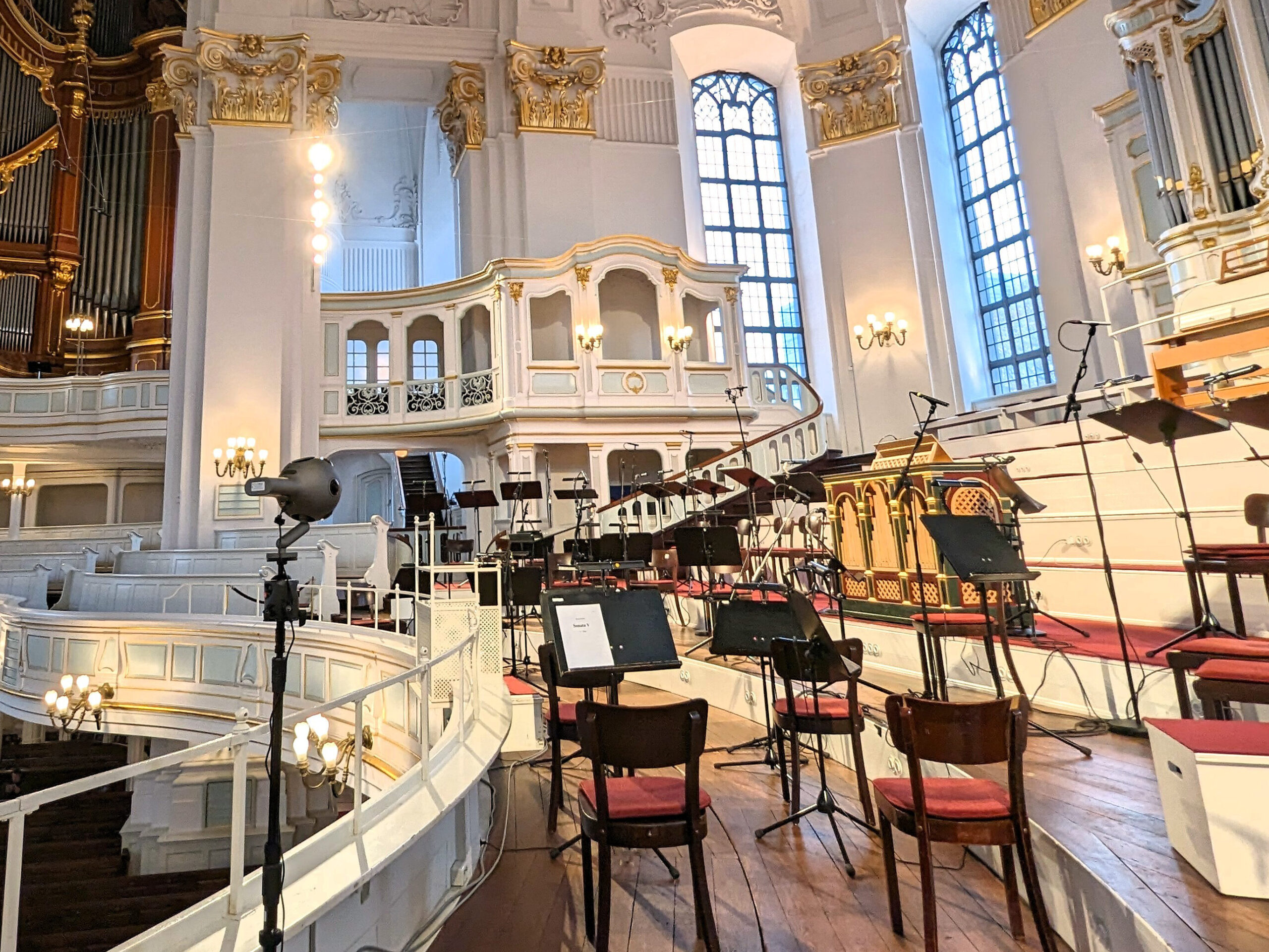 Cybele Studio on the road - Komplexe audiovisuelle Live-Produktion mit VR-Video (360 Grad) auf der Orgelempore von St. Michaelis Hamburg (Interpreten: Chor St. Michaelis Hamburg, Freiburger Barockorchester unter der Leitung von Jörg Endebrock) mit Heinrich Ignaz von Bibers monumentaler Missa Salisburgensis für 53 Stimmen, die zu den außergewöhnlichsten Werken der europäischen Musikgeschichte gehört.
