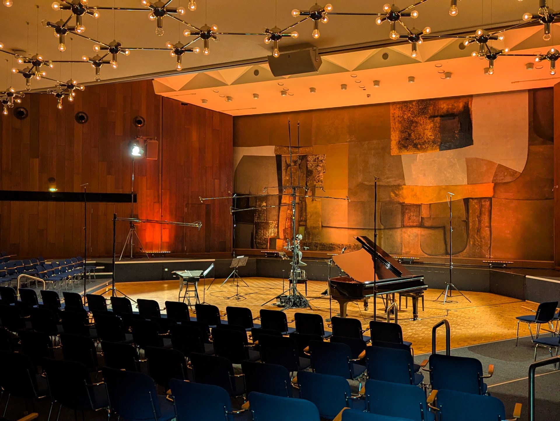 Cybele Studio on the road – pause pendant une séance avec le Fracanapa New Tango Quintet à la Stadthalle de Meinerzhagen ; dispositif Dolby Atmos complexe à 32 canaux, salle à l’éclairage chaleureux