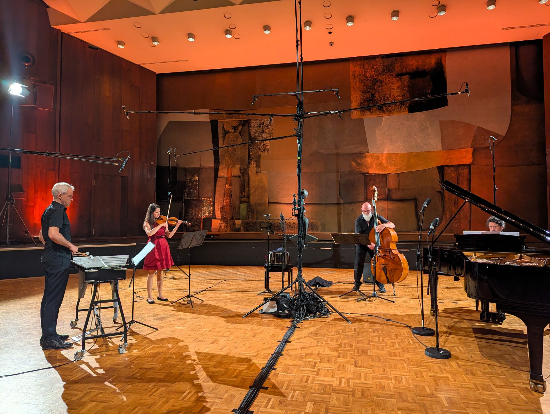 Cybele Studio on the road – pendant une séance avec le Fracanapa New Tango Quintet à la Stadthalle de Meinerzhagen : vibraphone, violon, bandonéon (son interprète momentanément hors champ), contrebasse et piano à queue autour d’un dispositif Dolby Atmos complexe à 32 canaux