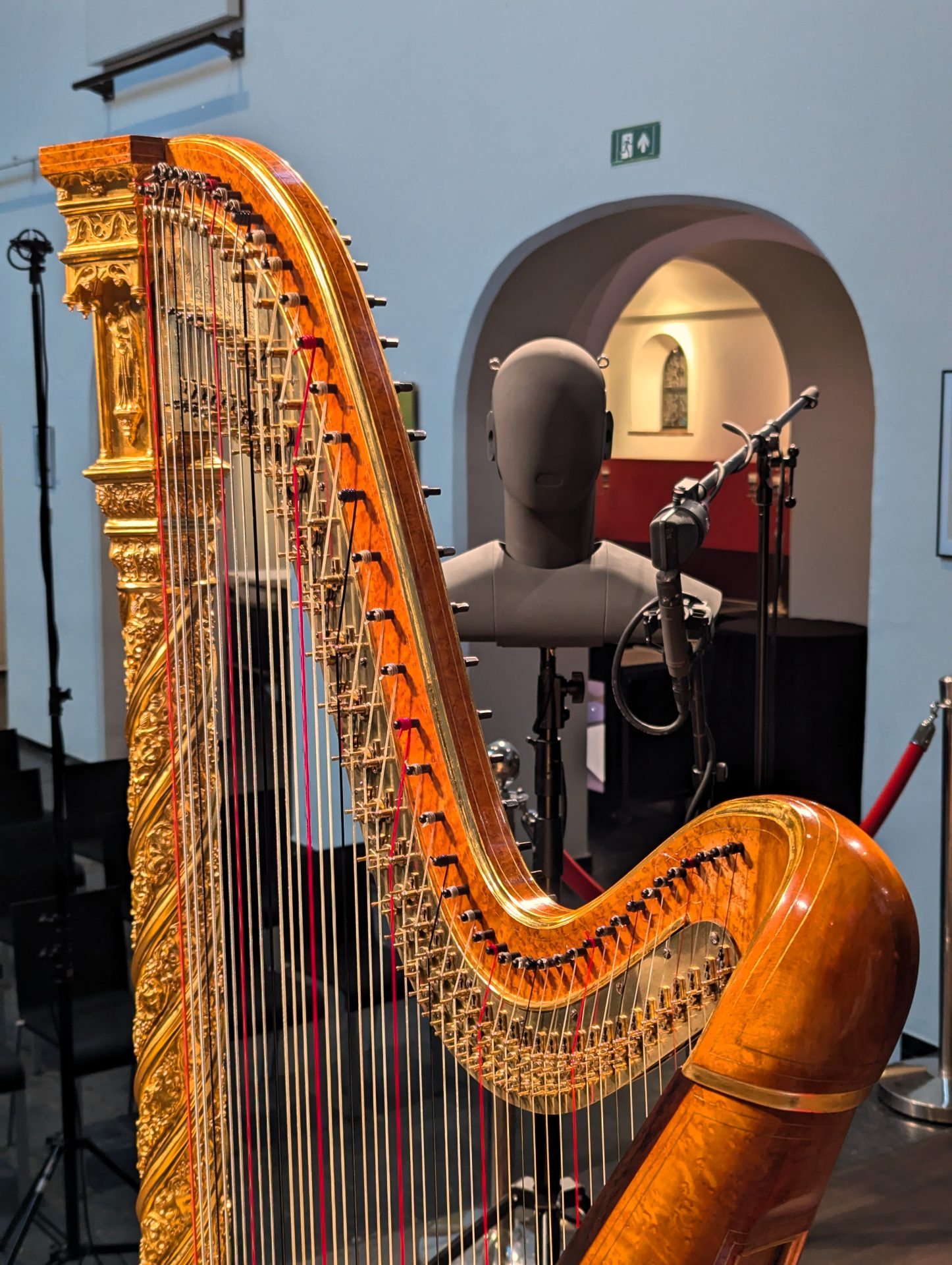 Cybele Studio on the road – harpe de concert Erard historique devant la tête artificielle HEADacoustics et des micros complémentaires, lors d’un enregistrement de harpe seule (Domani, Venlo)
