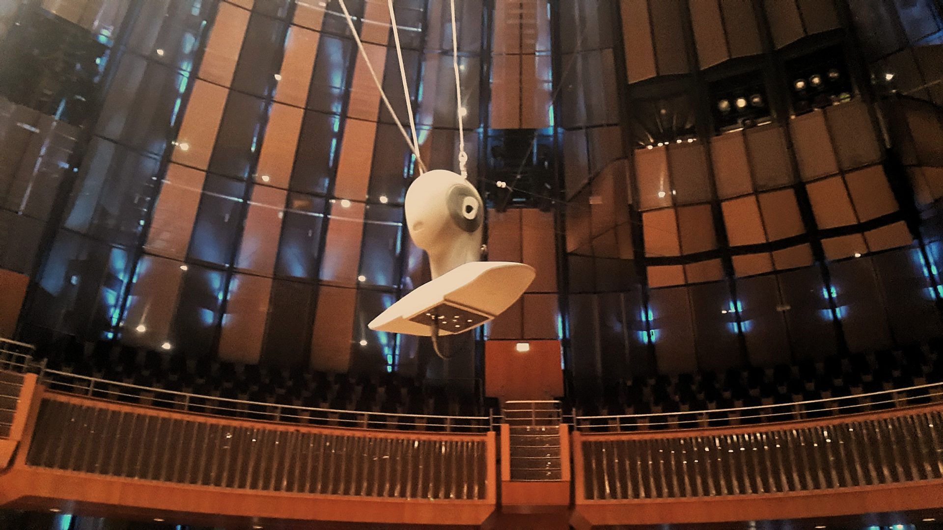 Cybele Studio on the road – tête artificielle HEADacoustics suspendue à des câbles au-dessus de la salle de la Tonhalle de Düsseldorf