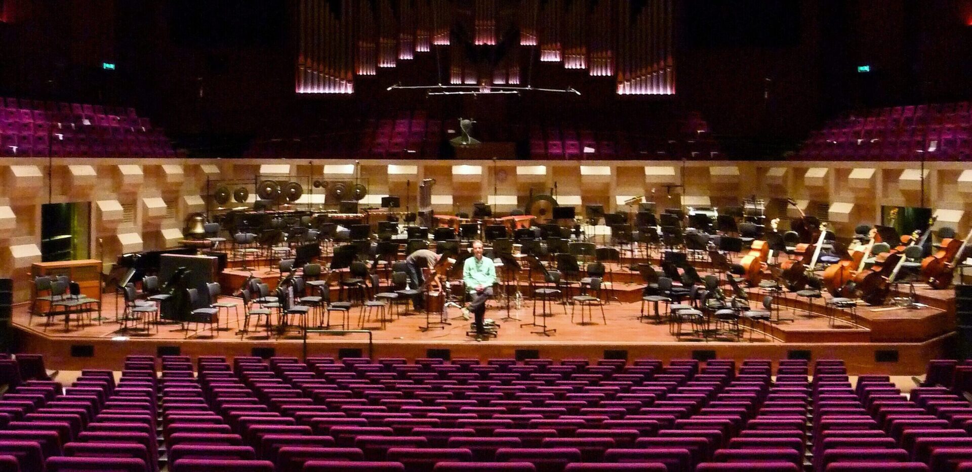 Cybele Studio on the road – pendant une production orchestrale en public dans la grande salle de De Doelen (Rotterdam) ; vue depuis la salle vide vers la scène préparée pour l’orchestre, Ingo Schmidt-Lucas au centre