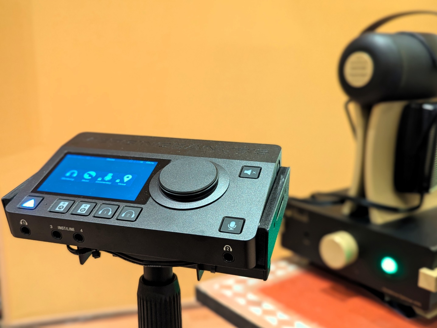 Blick in das Cybele Studio – Merging Anubis SPS Premium Abhör-Controller mit Touch-Display und Monitor-Regler, dahinter hd-klassik "Headphone Optimizer Unit" Kopfhörerverstärker und STAX SR-L500 Earspeaker