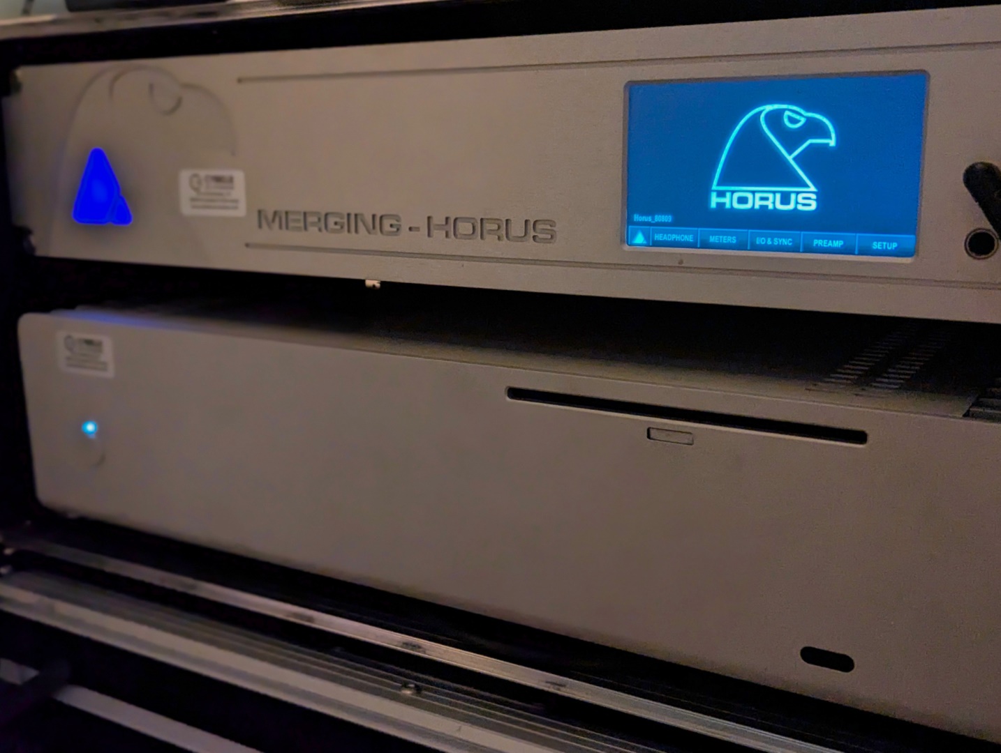Vue du local technique du studio Cybele – interface audio Merging HORUS et PC sans ventilateur dans le rack, écran éclairé en bleu