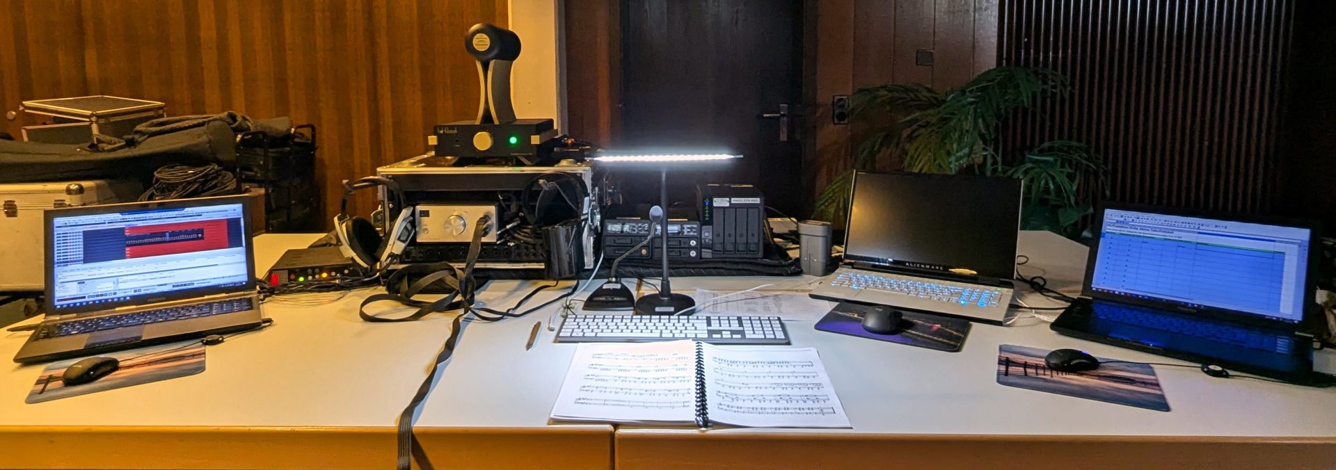 Cybele Studio on the road – mobile recording position with two laptops, rack equipment, headphone amplifier, talkback microphone and an open score during an immersive production with the Fracanapa New Tango Quintet (Stadthalle Meinerzhagen)