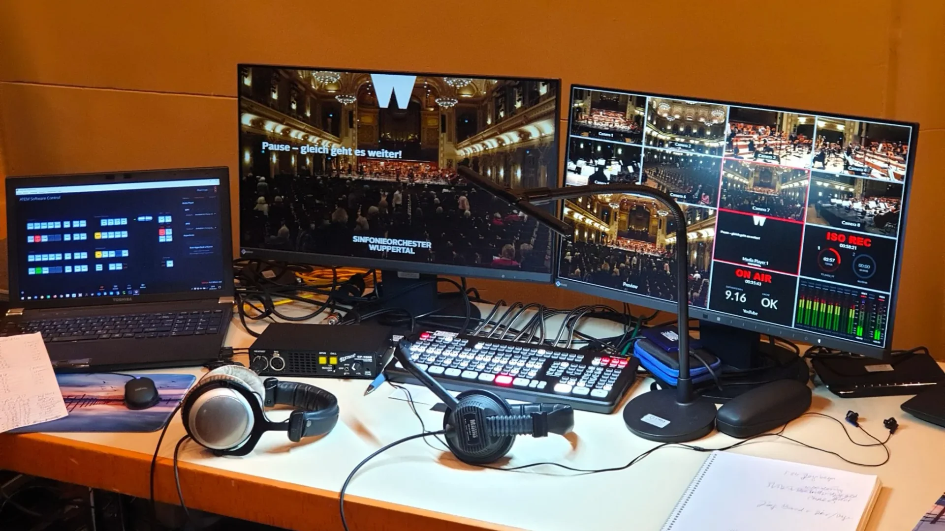 Cybele Studio on the road - Regieplatz einer Live-Videoproduktion mit Bildmischer, Programmmonitor, Kommando-Einheit und Multiview aller acht Kamerabilder während einer Produktion mit dem Sinfonieorchester Wuppertal (Historische Stadthalle, Wuppertal)