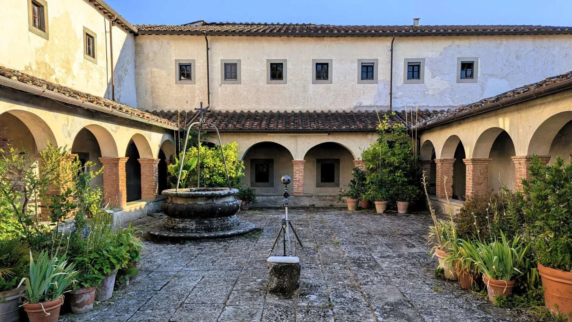 Cybele Studio on the road - 360°-VR-Kamera auf einem Stativ im historischen Kreuzgang eines Klosters aus dem 15. Jahrhundert in der Umgebung von Florenz