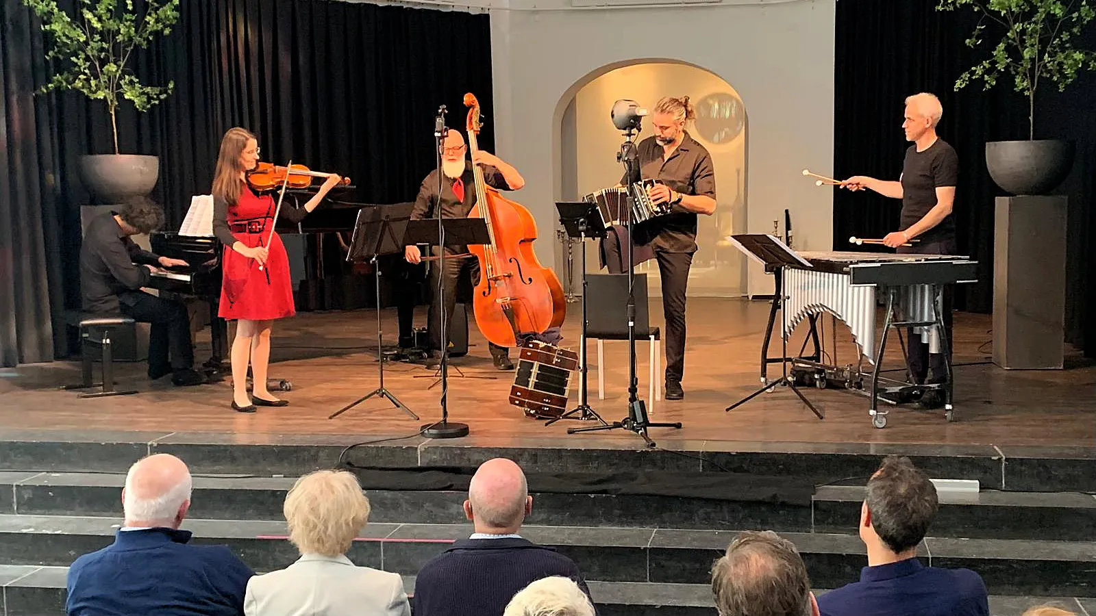Cybele Studio on the road - Fracanapa New Tango Quintet Ensemble im Domani (Venlo) während eines Live-Konzerts vor Publikum, vor dem Bandoneonisten die 360°-VR-Kamera auf einem Stativ