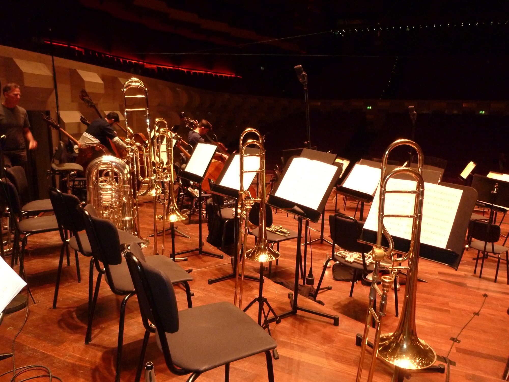 Cybele Studio on the road - während einer Orchester Live-Produktion im großen Saal von De Doele (Rotterdam); Posaunen, Tuba und Trompete auf der Orchesterbühne, dazwischen beleuchtete Notenpulte